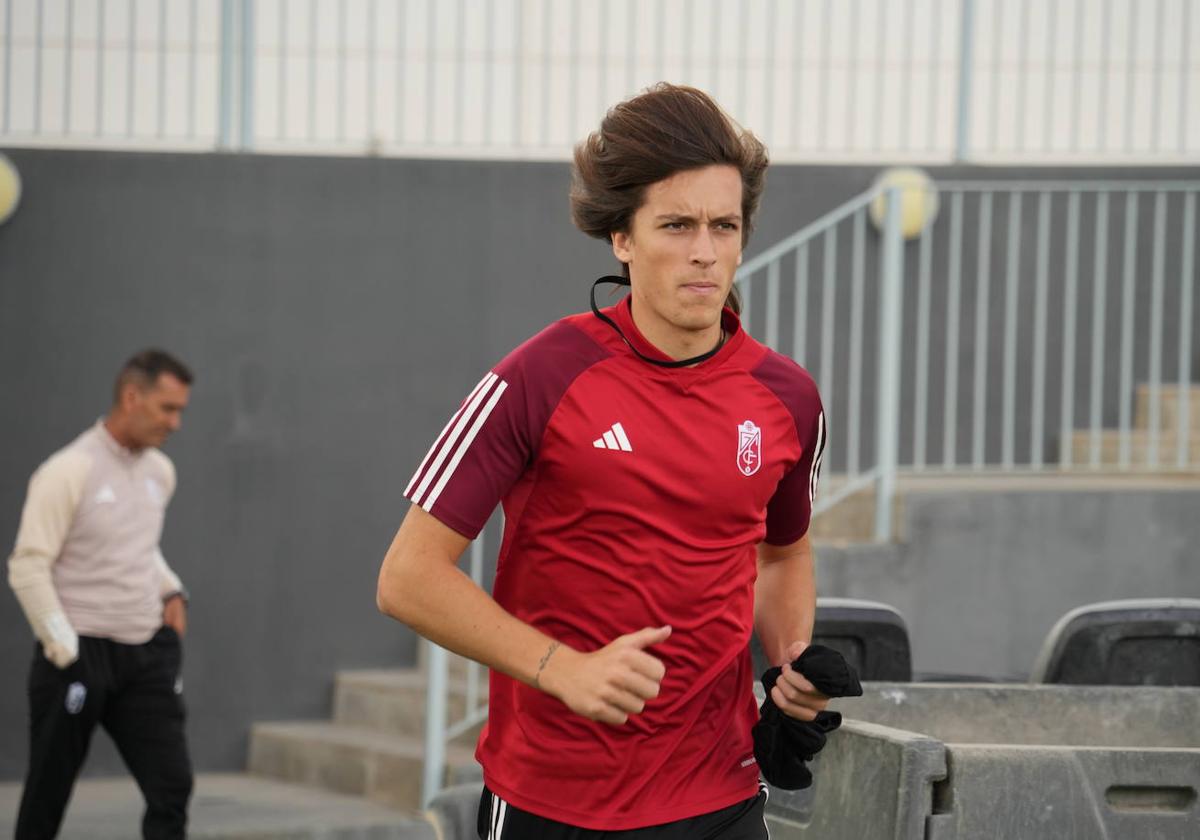 Álvaro Fernández Carreras, antes de su primer entrenamiento con el Granada.