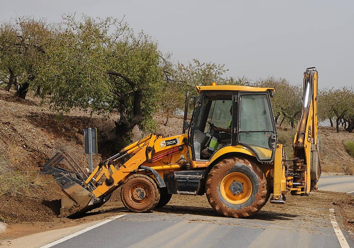 Retiran los deslizamientos de piedra y barro por las intensas lluvias en la Sierra de la Contraviesa.