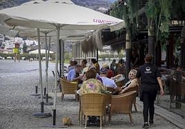 Clientes en un chiringuito de la costa.