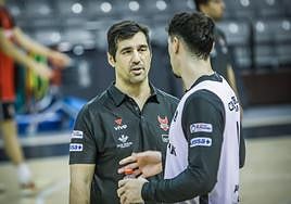 Pablo (i) charla con Yivtach Ziv.