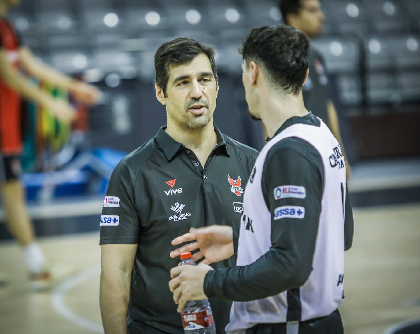 Pablo (i) charla con Yivtach Ziv.