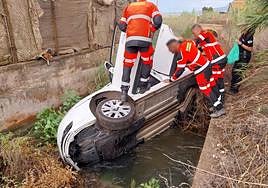 Vehículo atrapado en la rambla de Puntalón, en Motril, este domingo
