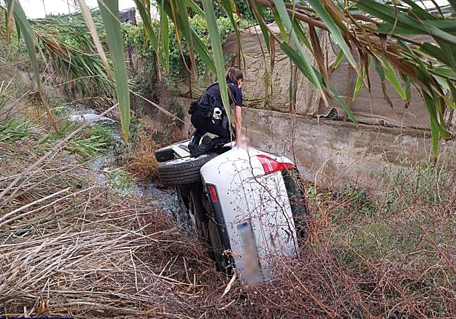 Una agente de la Policía Local de Motril inspecciona la zona del accidente