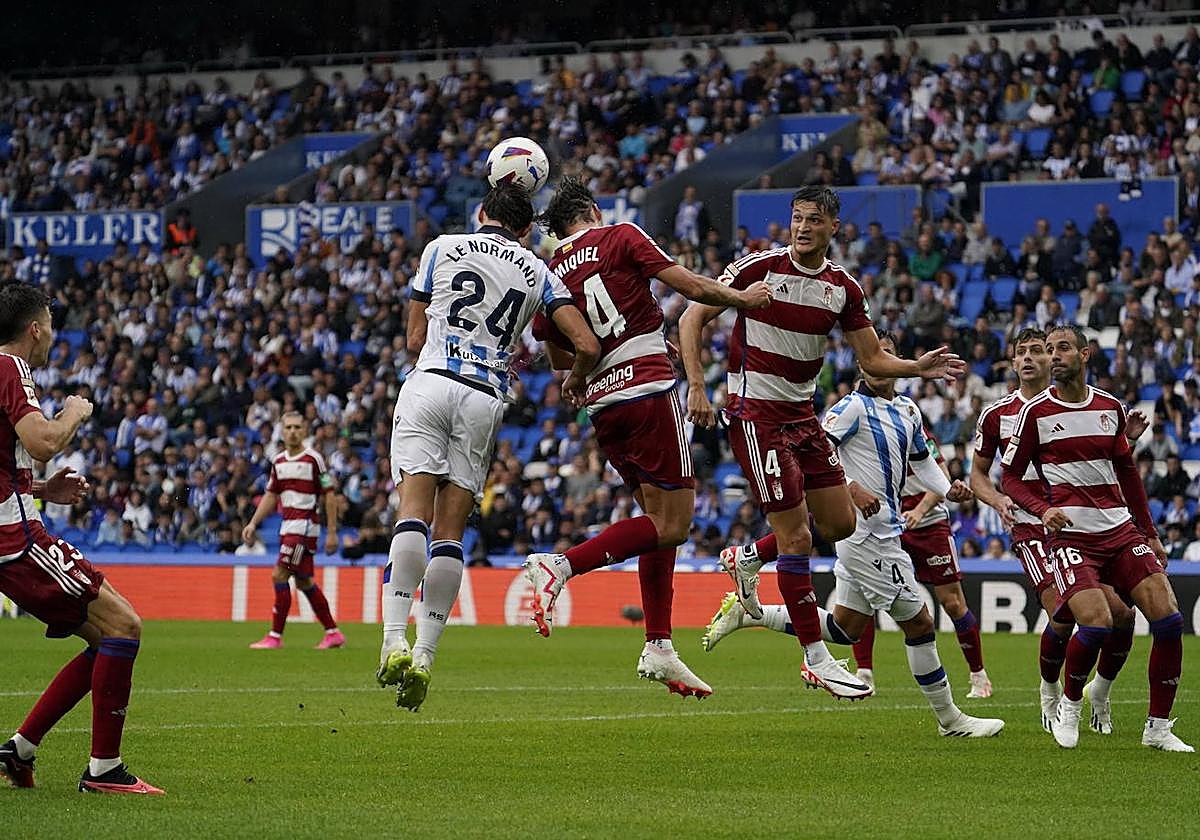 Le Normand despeja en una incorporación en la que se ven a tres de los defensas del Granada: Ignasi Miquel, Miguel Rubio y Víctor Díaz.