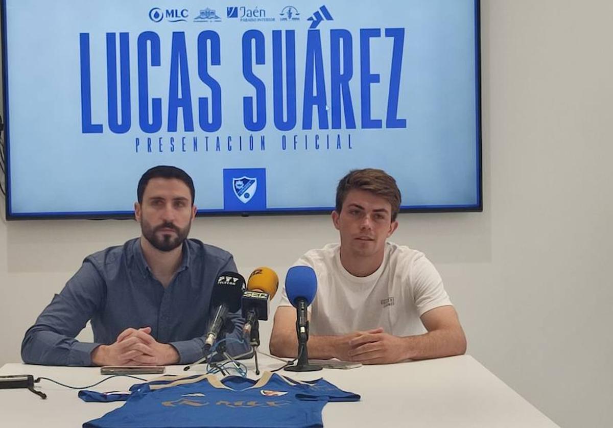 Miguel de Hita con el nuevo centrocampista de los mineros, Lucas Suárez.