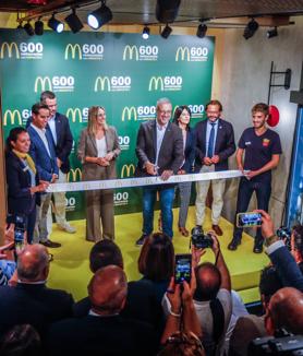 Imagen secundaria 2 - El franquiciado recibiendo una placa conmemorativa de manos del presidente de McDonald's España, Luis Quintiliano y dos momentos de la inauguración del restaurante de Gran Vía. 