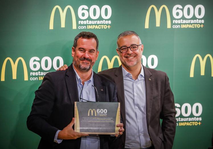 Imagen principal - El franquiciado recibiendo una placa conmemorativa de manos del presidente de McDonald's España, Luis Quintiliano y dos momentos de la inauguración del restaurante de Gran Vía. 