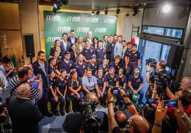 Las autoridades locales, el presidente de McDonald's España y el empresario franquiciado Ignacio López posan con la plantilla del restaurante en la inauguración.