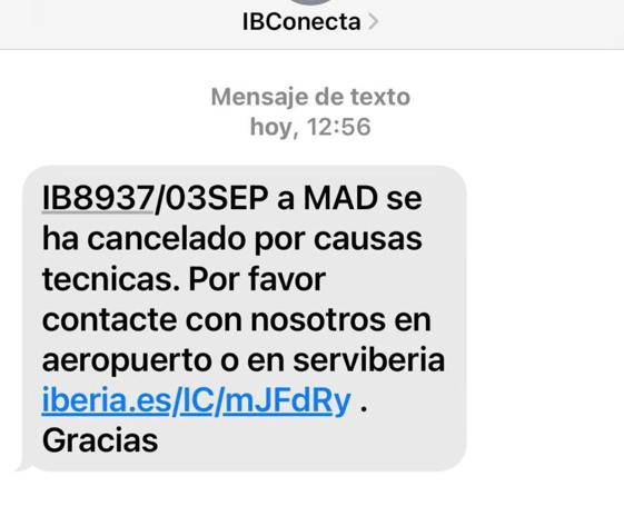 SMS enviado a los pasajeros de uno de los vuelos cancelados este domingo.