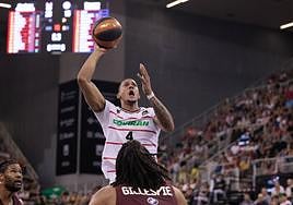 El dominicano Ángel Núñez lanza a canasta.