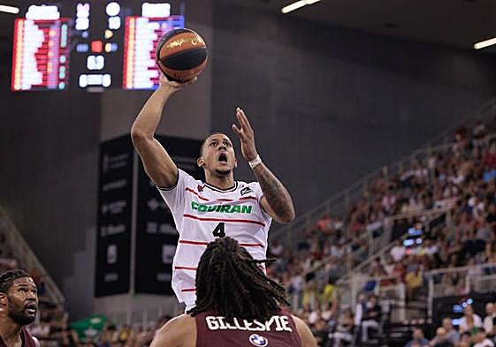 El dominicano Ángel Núñez lanza a canasta.