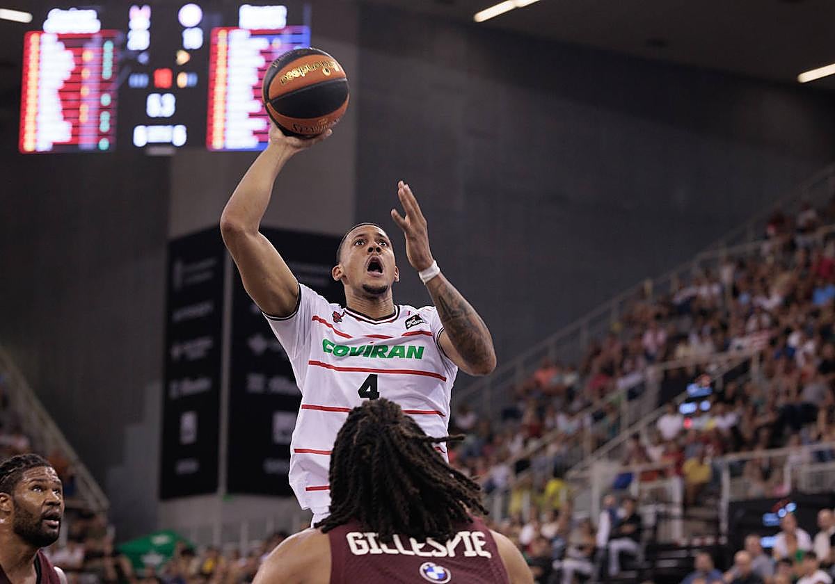 El dominicano Ángel Núñez lanza a canasta.