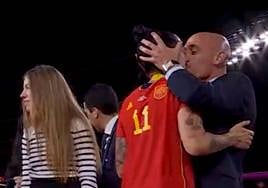 El momento del beso de Rubiales a Hermoso.