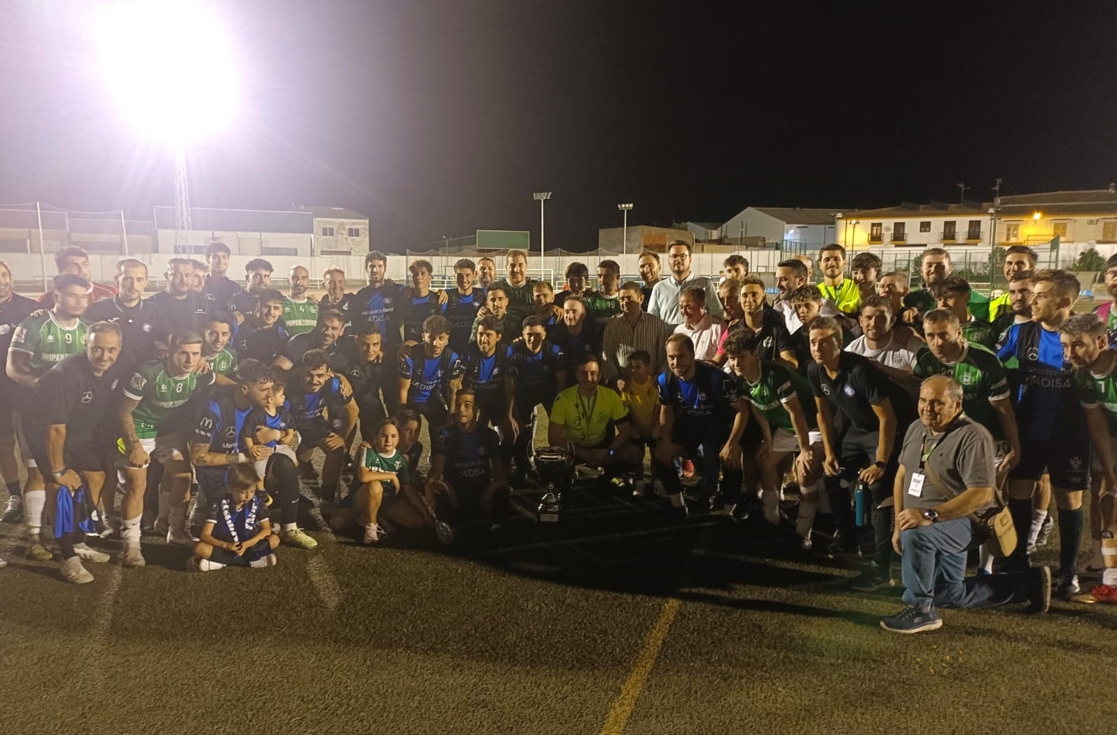 Equipo al completo con la dirección técnica y directivos.