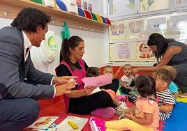 Agustín González y María Segovia visitan la escuela infatil.