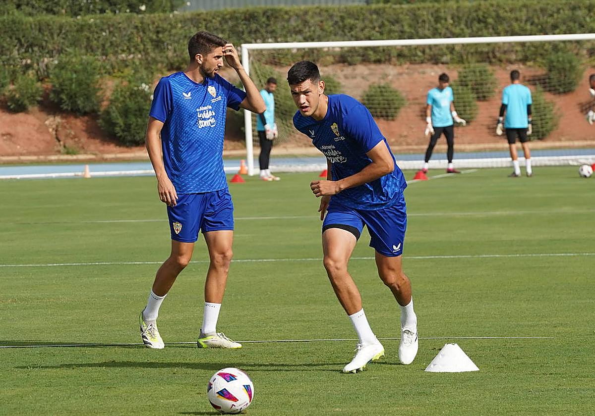 La defensa ha recibido a tres futbolistas, con los centrales Édgar y César Montes, fichaje más caro.