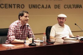 José Andújar, en 2011, en un Aula de Poesía organizada por el Área de Cultura del Ayuntamiento de Almería, junto a Rafael Juárez.