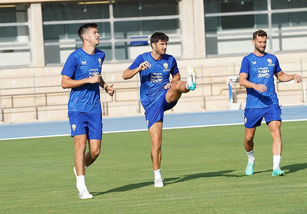 Melero levanta la pierna entre César Montes y Leo Baptistao.