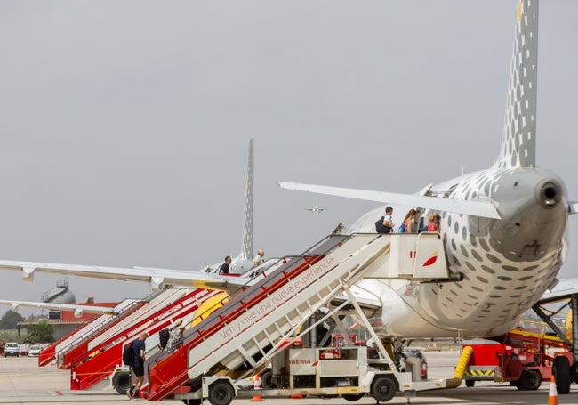 Pasajeros embarcan en un avión de Vueling en Chauchina.