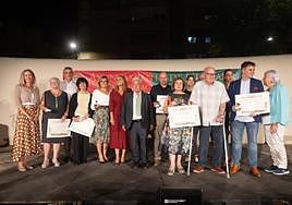 Foto de familia de los Premios Gorriones de Plata 2023 con la pregonera Ángeles Mora, Marifrán Carazo y representante vecinales.
