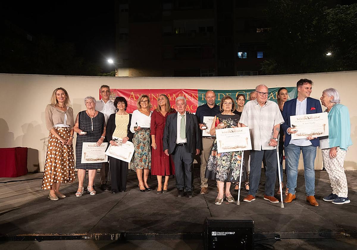 Foto de familia de los Premios Gorriones de Plata 2023 con la pregonera Ángeles Mora, Marifrán Carazo y representante vecinales.