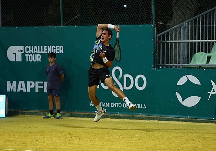 Roberto Carballés golpea de derecha con potencia.