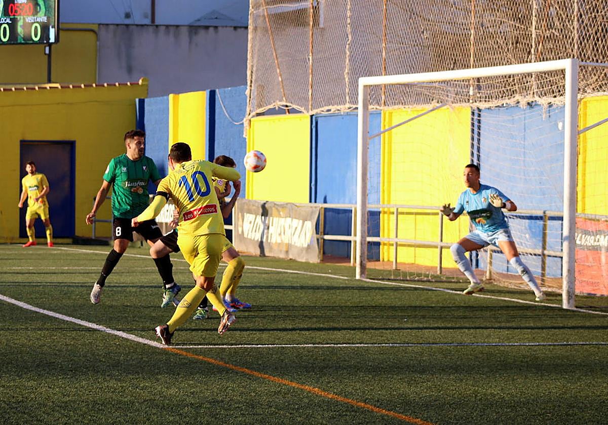 Manu Daza adelanta al Huétor Tájar frente al Huétor Vega en el Miguel Moranto durante el derbi que los visitantes remontaron en febrero.