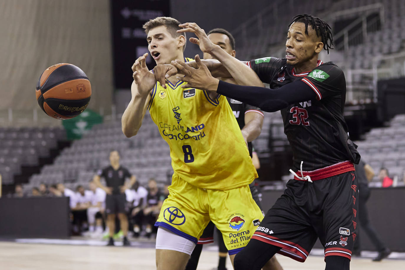 Joe Thomasson, a la derecha, pelea por un balón suelto.