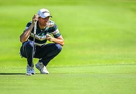 Benjamin Hebert 'estudia' el recorrido en uno de los hoyos de Playa Serena.