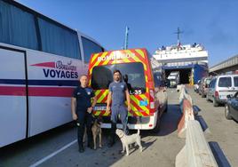 Los miembros de la Unidad Canina de Rescate de los Bomberos de Almuñécar, esperando el ferry que los transportará hasta Marruecos desde Algeciras.