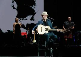 Joaquín Sabina sonríe tras interpretar una de sus canciones de la gira 'Contra todo pronóstico' en su cita de anoche en Granada.