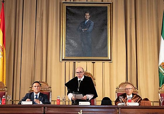 El rector de la UGR ofrece el discurso inaugural del nuevo curso académico.