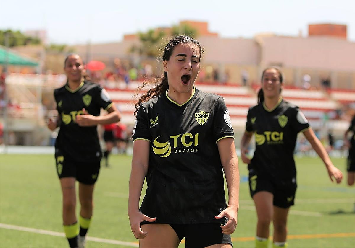 Ángela Moreno celebra un gol que vale tres puntos para el Almería Femenino.