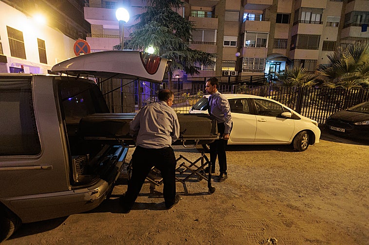 El ataúd con el cuerpo sin vida hallado en un piso de una bocacalle de la Avenida de Madrid.