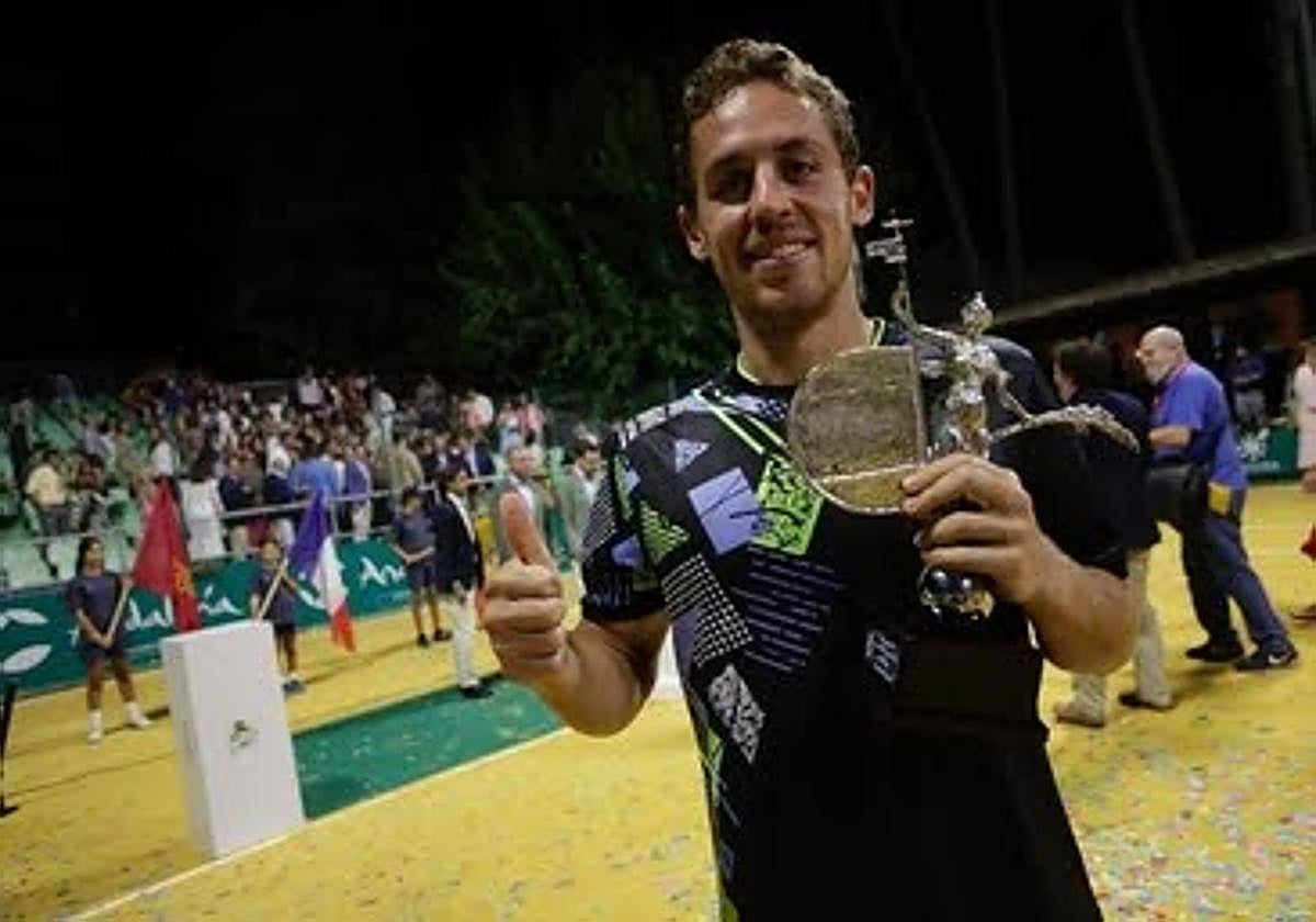 Roberto Carballés, con el giraldillo como bicampeón en Sevilla