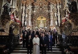 Foto de familia tras la misa en las Angustias.
