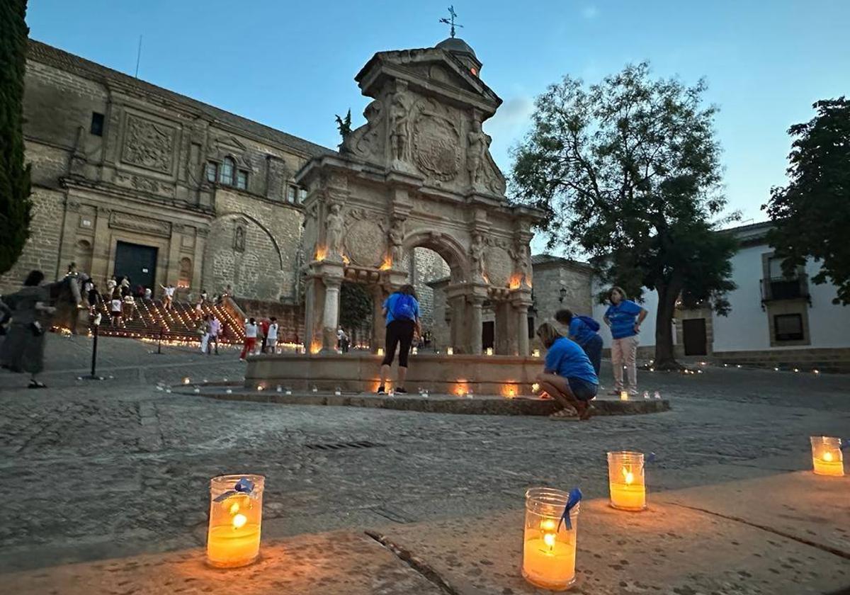 Voluntarios dan los últimos retoques a la Plaza de Santa María.