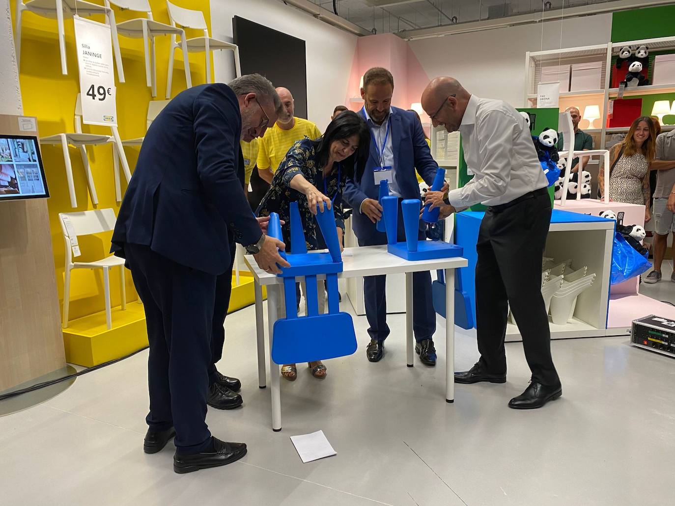 Las autoridades en la visita de la tienda de Granada, el día de su inauguración.