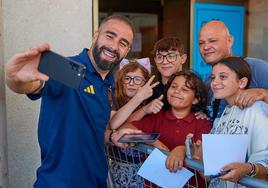 El jugador Dani Carvajal se fotografía con aficionados de la 'Roja' en Granada.