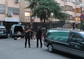 Agentes de la Policía Nacional junto al coche fúnebre en la avenida de Madrid