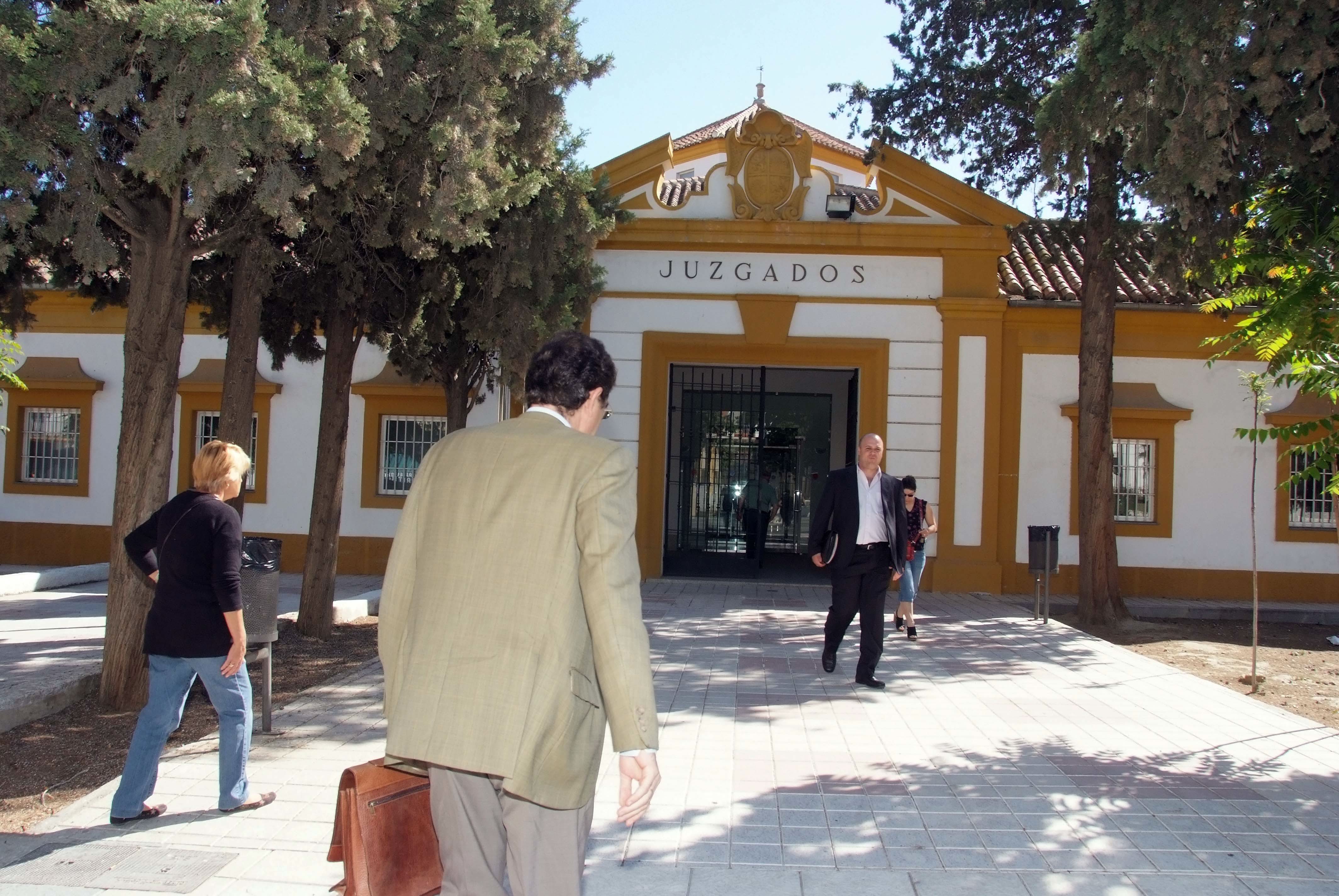 La entrada del Juzgado de Guadix.