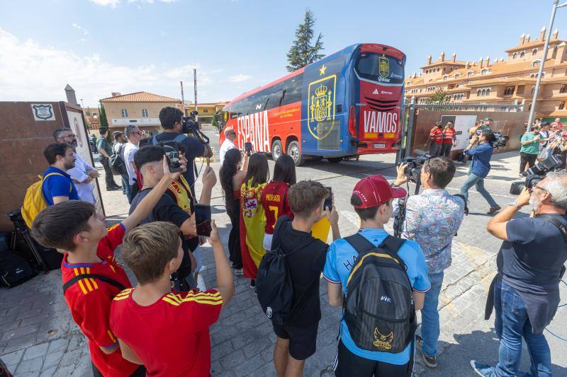 Llegada del autobús de la Selección a su hotel.