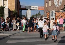 Entrada al colegio en el Regina Mundi en el primer día del curso.