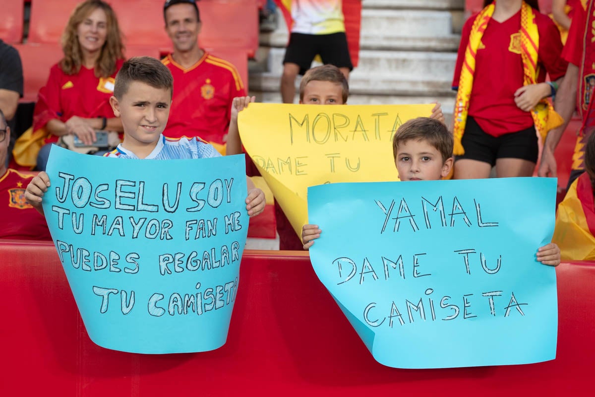 Búscate en la grada de Los Cármenes en el partido de &#039;la Roja&#039;