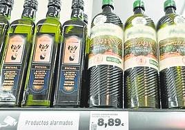 Litros de aceite de oliva expuestos en un supermercado.