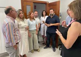 Visita de la delegada territorial al centro de salud junto con el alcalde.