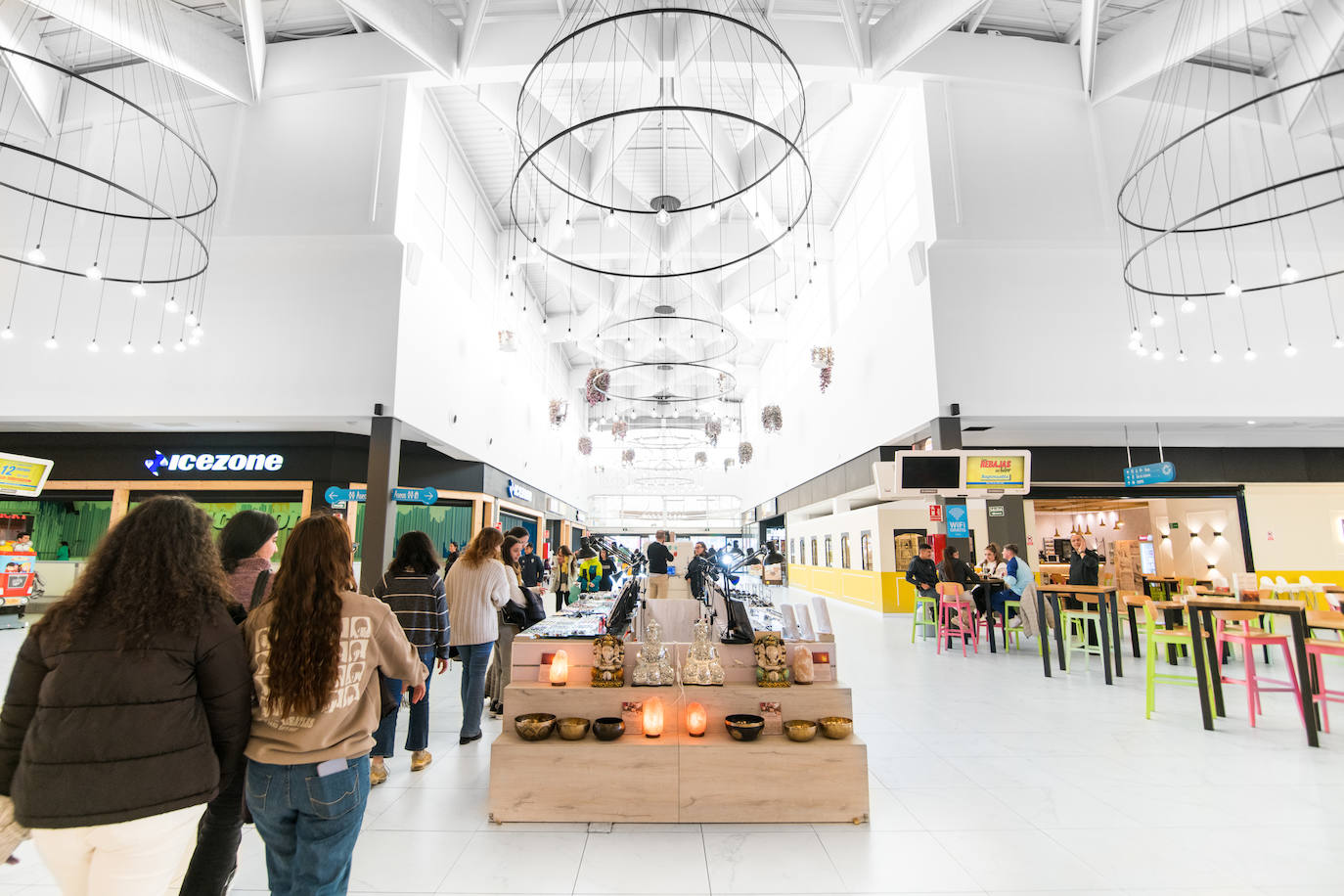 El interior del centro comercial Granaita.