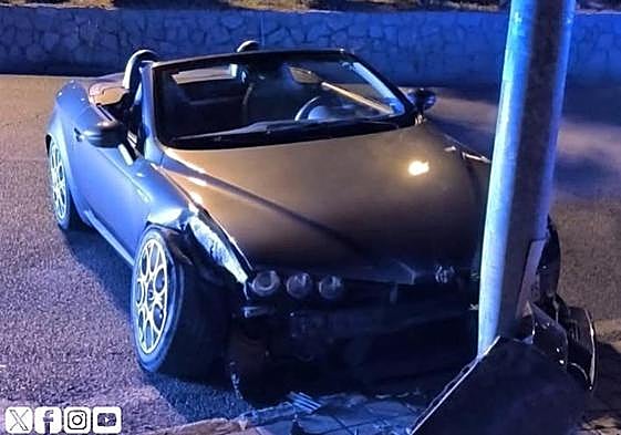 Así quedó el coche tras el accidente junto al Neptuno.