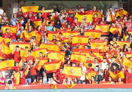 Las gradas de Los Cármenes se llenaron de aficionados con banderas de España entregadas en la entrada.