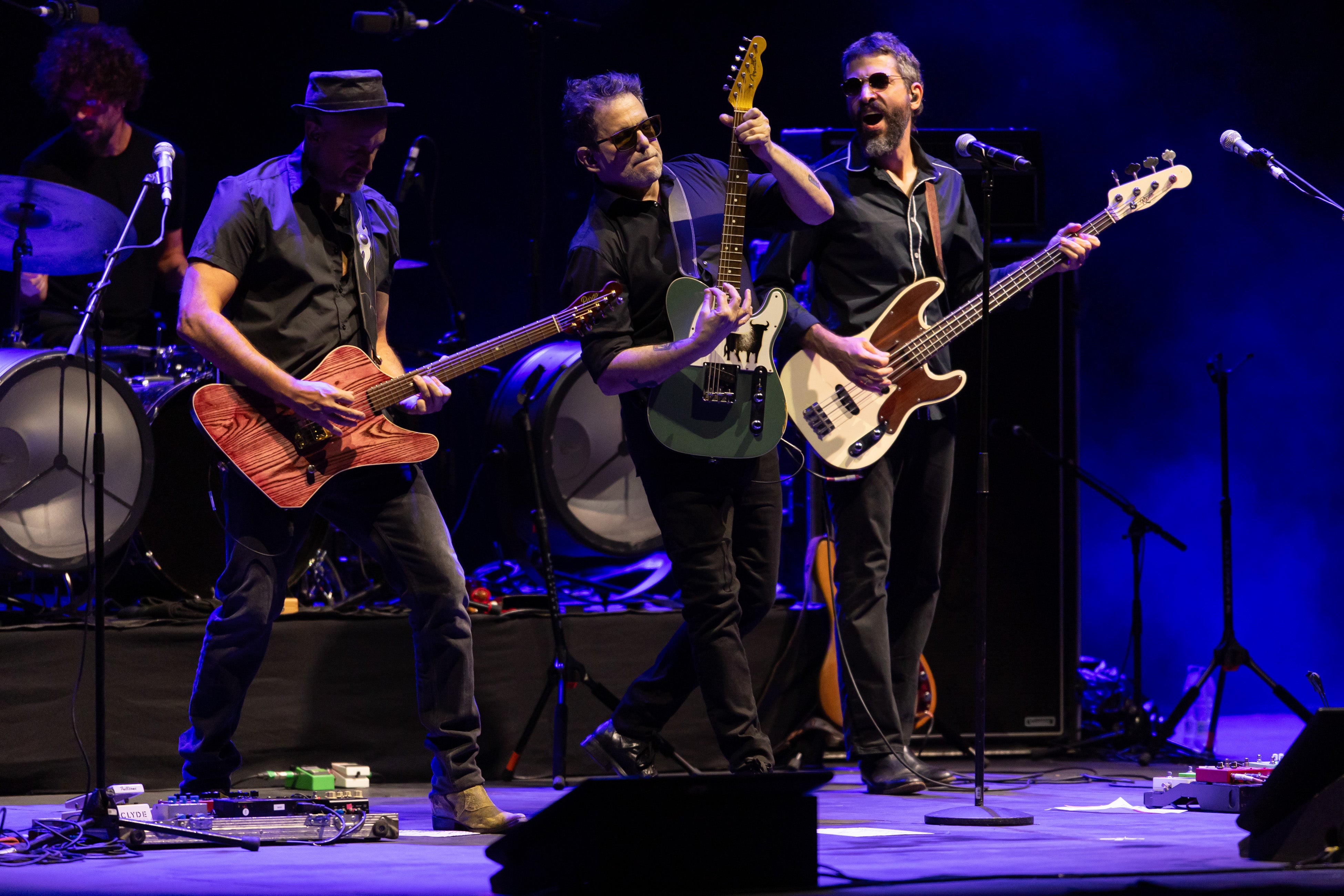 Calamaro deleitó a la concurrencia con su música y también con sus monólogos que avanzan haciendo eses.